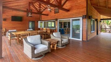 تناول الطعام بالخارج