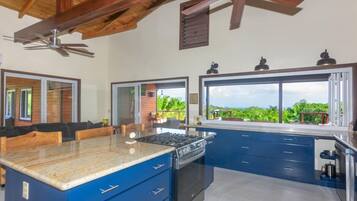 ثلاجة، ميكروويف، غسالة أطباق، ماكينة لصنع القهوة/الشاي