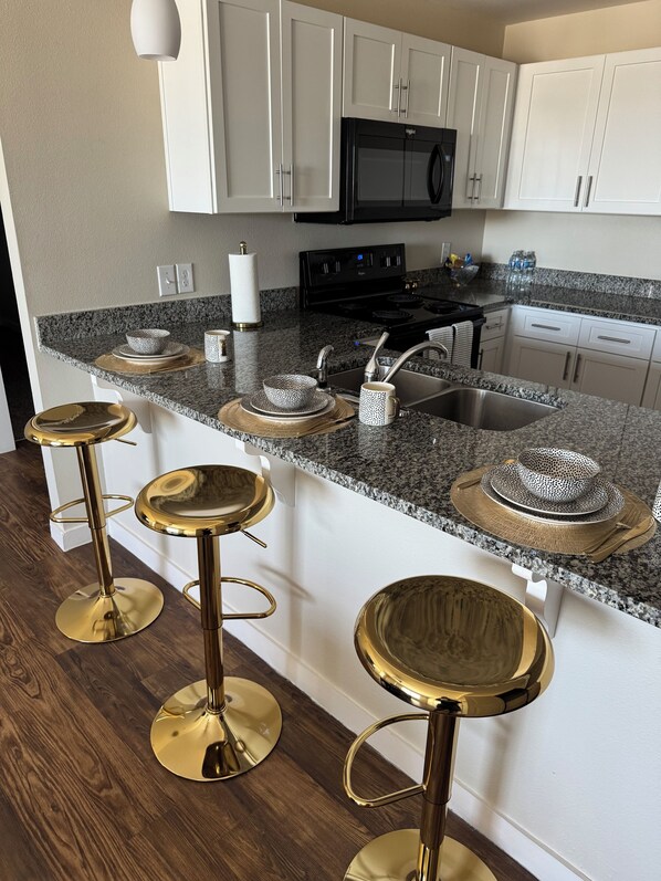 Fridge, microwave, oven, stovetop - Charming 2-bedroom apartment with fitness room, WiFi in enchanting Killeen (Killeen)