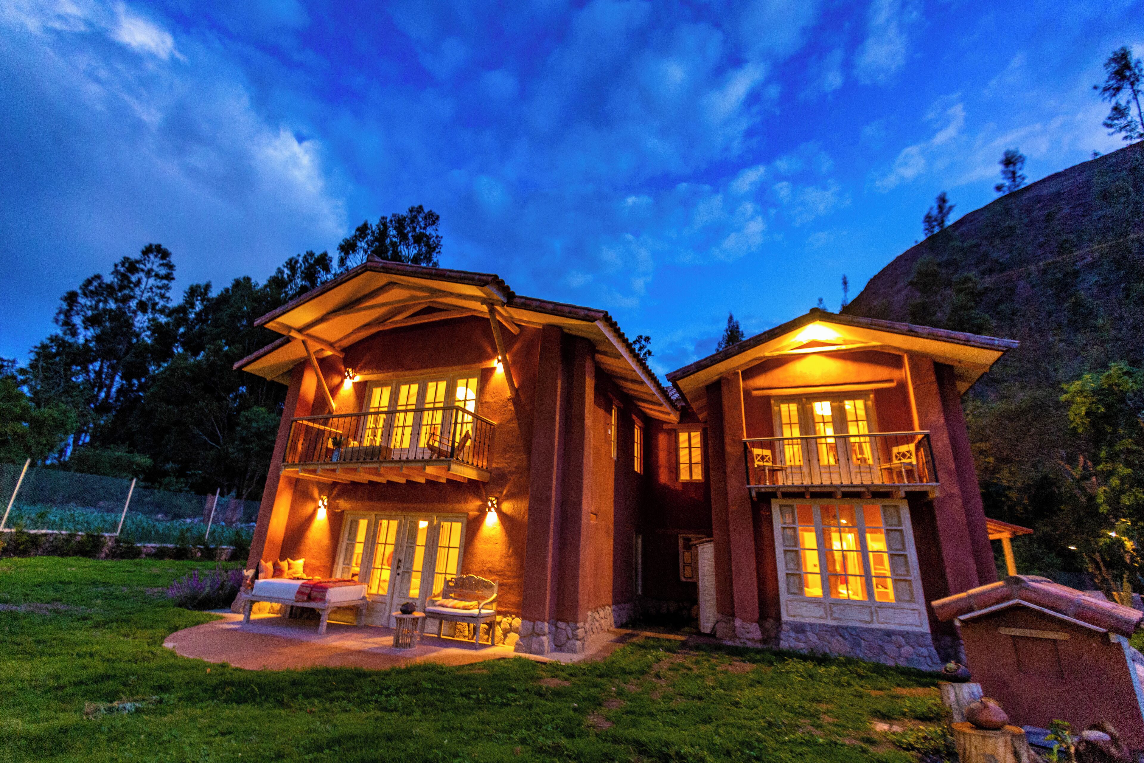 숙박 시설 정면 - 저녁/밤