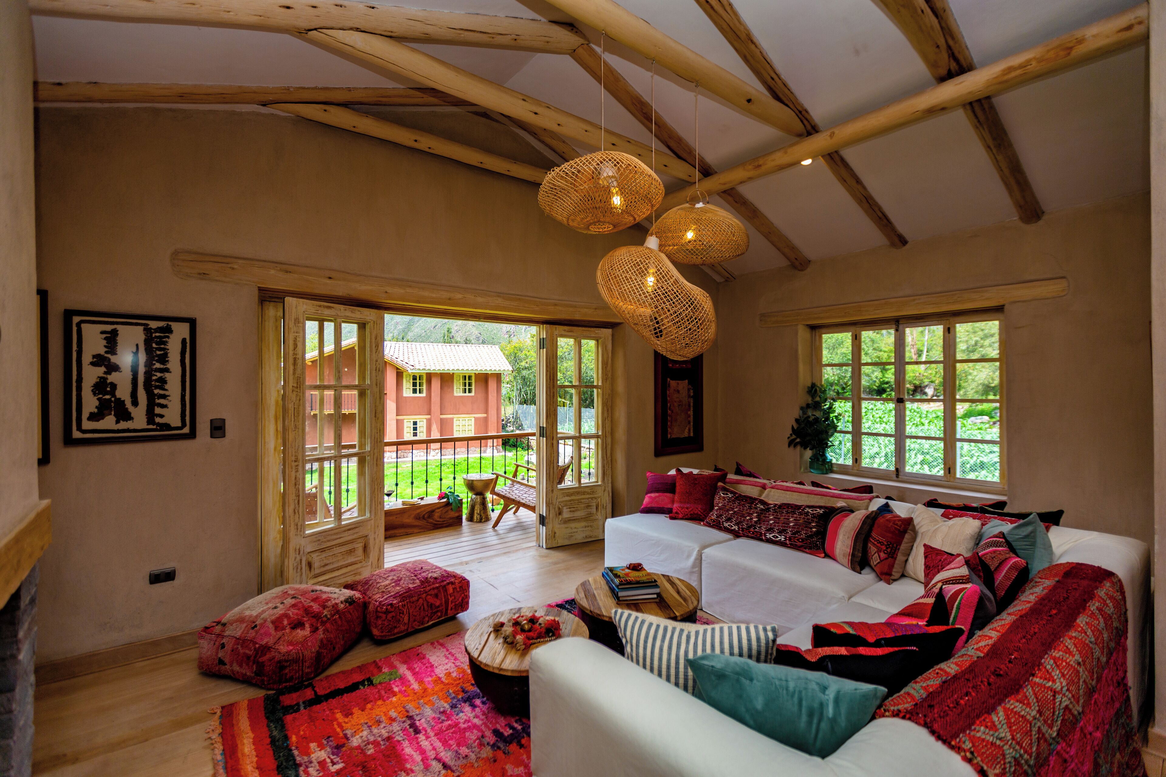 บ้านพัก, ระเบียง, วิวหุบเขา | บริเวณนั่งเล่น | ทีวีจอแบน