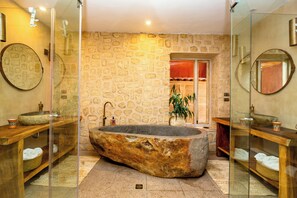 House, Balcony, Valley View | Bathroom | Shower, hair dryer, towels, soap - NUNA by DCO (Maras)
