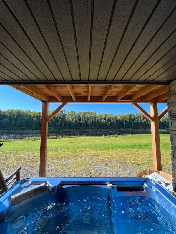 Outdoor spa tub