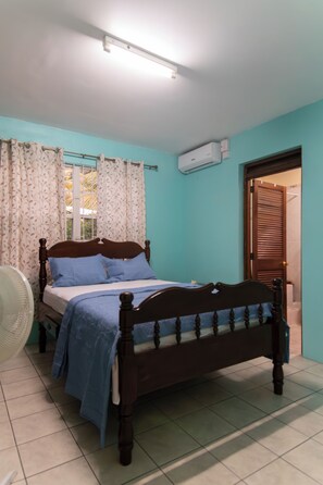 3 Schlafzimmer, Schreibtisch, Bügeleisen/Bügelbrett, WLAN