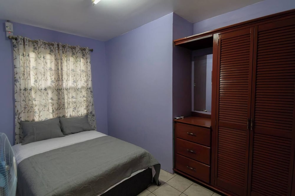 Theresa's Place only 15 minutes walk to the scenic Botanic Gardens