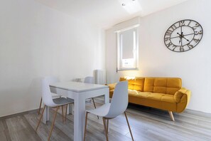 Dining - San Martino Suite: Novara Central Apartment (Novara)