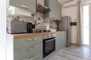 Jääkaappi, mikroaaltouuni, uuni, liesi