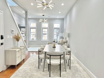 Luxury & Elegance @ Large Private HOME, 3baths, CentralAC, Washer/Dryer, Parking