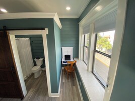 Suíte (Ridgewood Forest) | Banheiro | Chuveiro, produtos de toalete grátis, secador de cabelo 