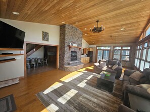 Smart TV, fireplace, DVD player, books - Irish Lakefront, Hot Tub! Pets, dock, fishing, kayaks, ice fishing, hunting! (Leesburg)