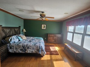 6 bedrooms, desk, iron/ironing board, travel cot