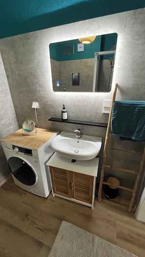 Douche, séchoir à cheveux, serviettes fournies, savon