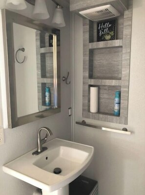 Douche, sèche-cheveux, serviettes fournies, savon