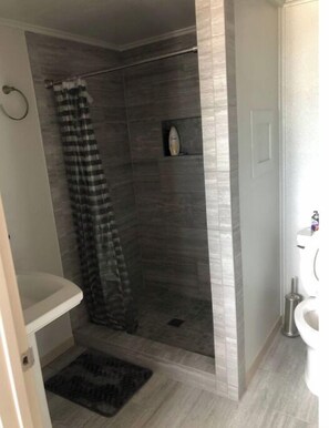 Dusche, Haartrockner, Handtücher, Seife