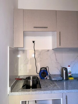 Refrigerador, microondas, parrilla de estufa y cafetera y tetera 