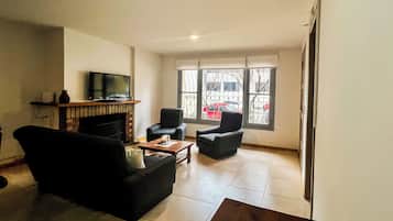 Maison, 2 chambres | Coin séjour | Télévision