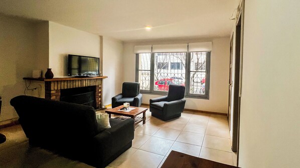 하우스, 침실 2개 | 거실 공간 | TV