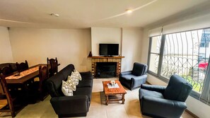 House, 2 Bedrooms | Living area | TV - RentUp- Casa a pasos del Centro Cívico (San Carlos de Bariloche)