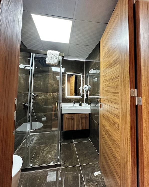 Shower, hair dryer, towels, soap - GRAND SAVCILI DELUX (Gaziantep)