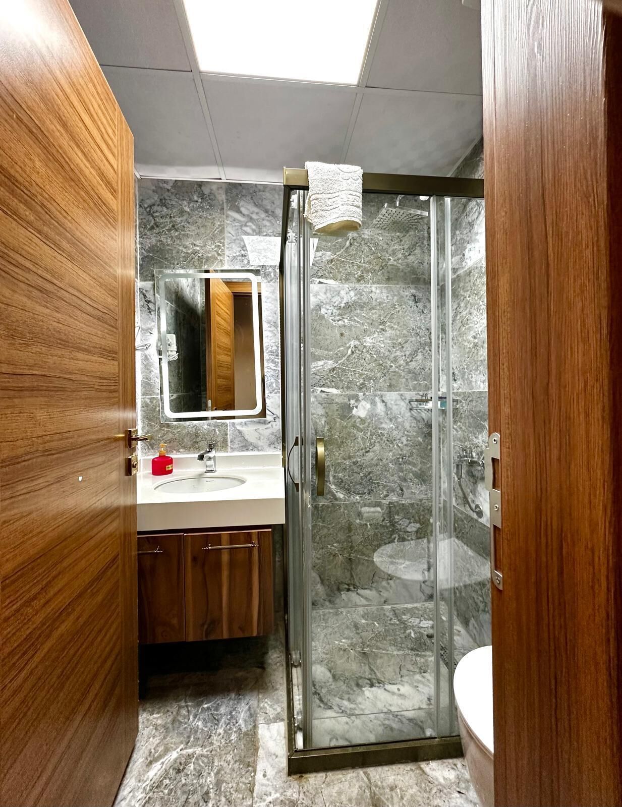 Habitación estándar con 2 camas individuales | Baño | Regadera, secadora de cabello, toallas, jabón 