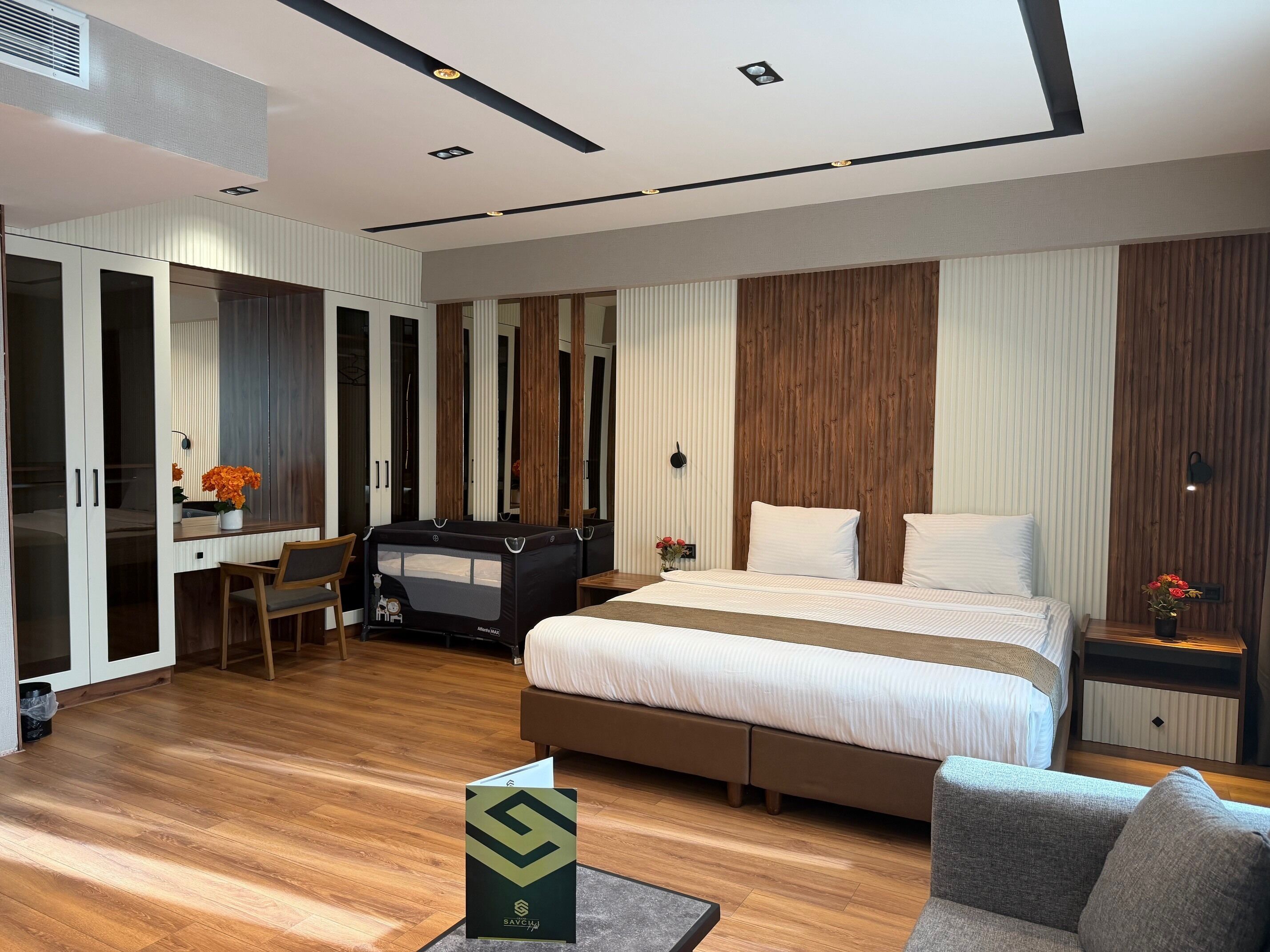 Grand Room | Egyptian cotton sheets, premium bedding, Tempur-Pedic beds, minibar