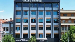 A multi-story building with the sign "Grand Savcili" at the top. - GRAND SAVCILI DELUX (Gaziantep)