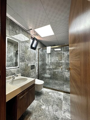 Dusche, Haartrockner, Handtücher, Seife