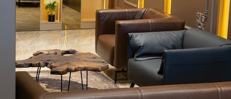 32-inch Smart TV with satellite channels, heated floors