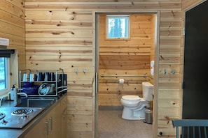 Cabin, 1 giường cỡ queen | Phòng tắm | Buồng tắm vòi sen, khăn tắm, xà phòng, dầu gội