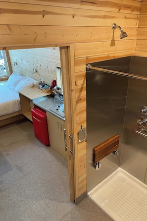 Standard Cabin, 1 Queen Bed | Bathroom | Shower, towels, soap, shampoo