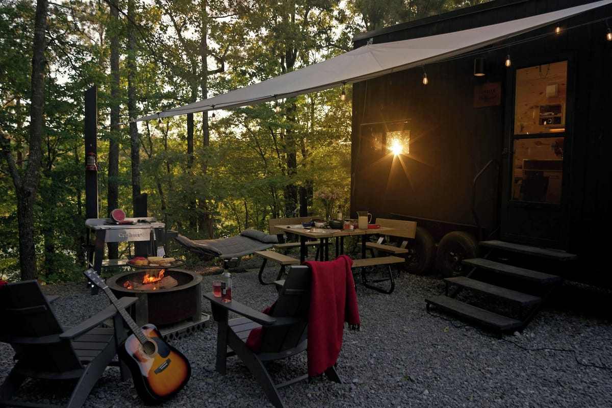 Suite, 1 queensize-seng | 1 soverom, safe på rommet, skrivebord og skrivebord for bærbar PC