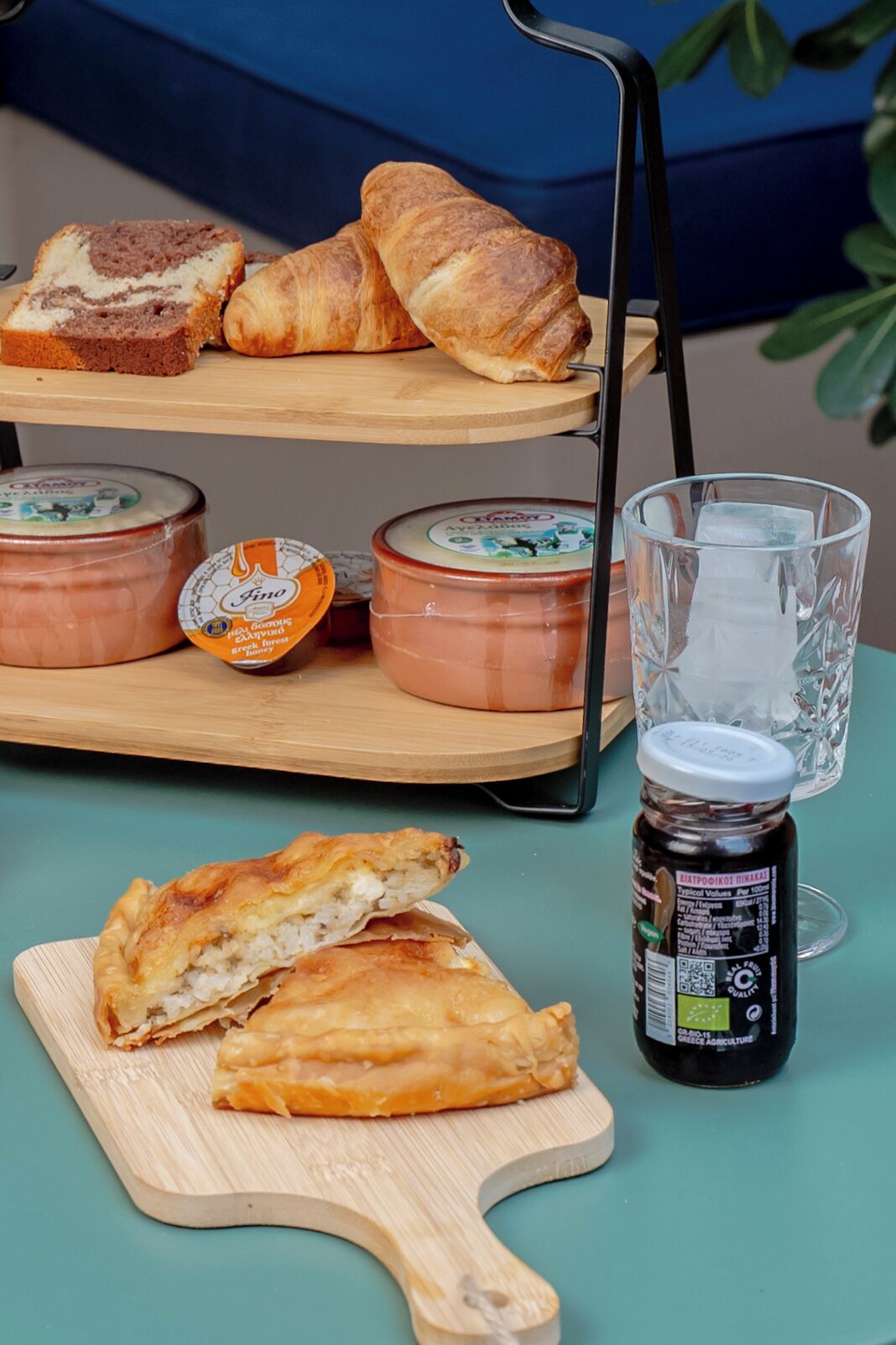 Une table avec des pâtisseries, du fromage et un pot de confiture.