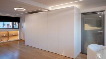 The Athena Suite Acropolis View | Area soggiorno | TV LED 42 pollici con canali digitali, studio