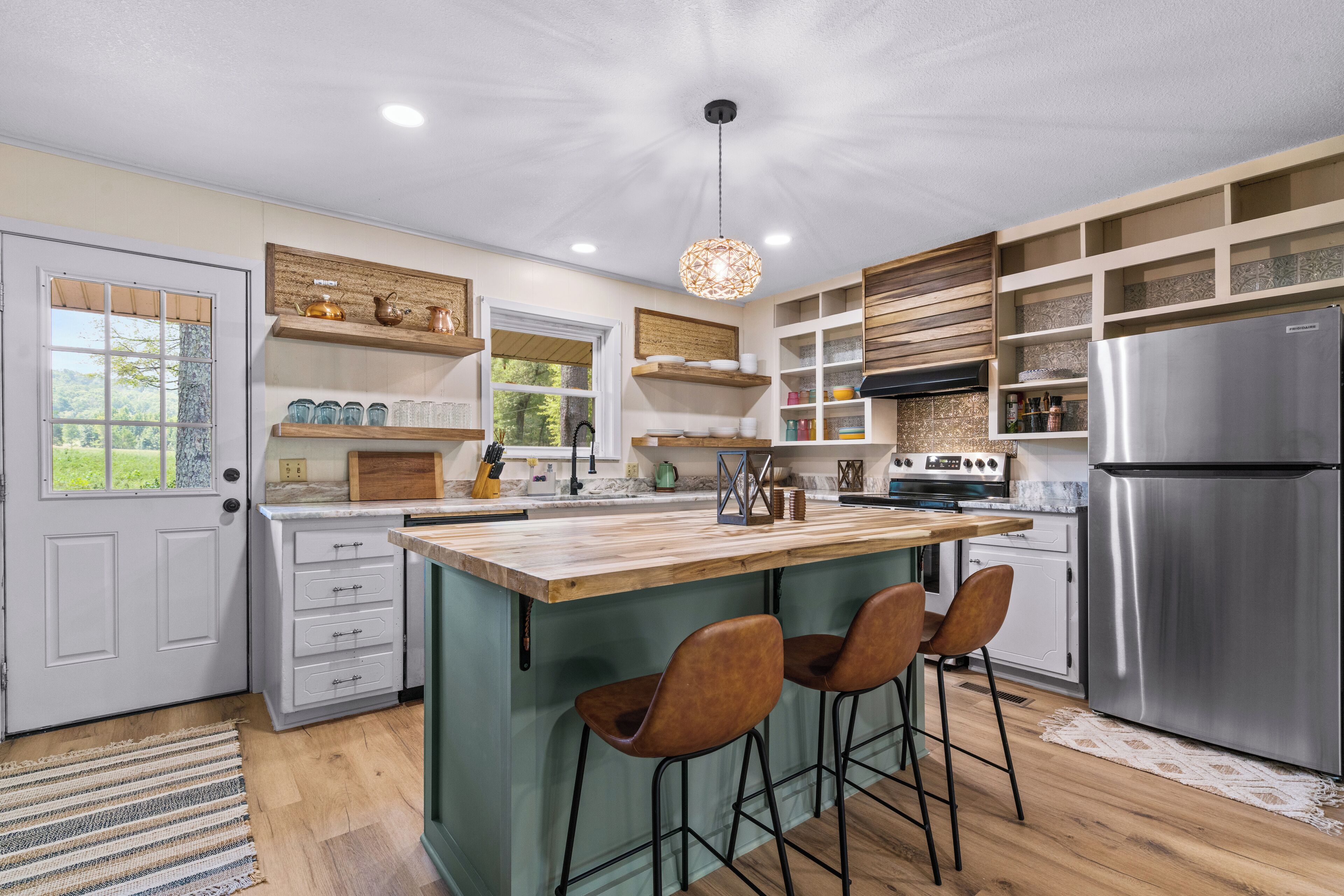 Frigorifero, microonde, forno, piano cottura