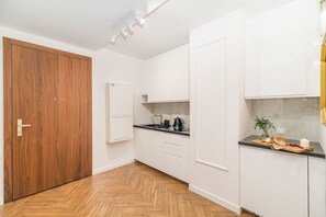 Kühlschrank, Herdplatte, Geschirrspüler, Kochgeschirr/Geschirr/Besteck