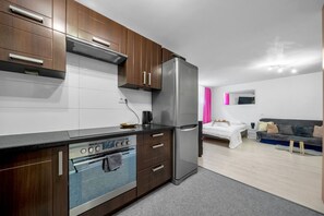 Réfrigérateur, un four, surface de cuisson, lave-vaisselle