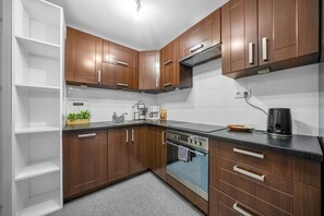 Fridge, oven, stovetop, dishwasher