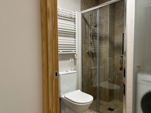 Chuveiro, secador de cabelo, toalhas de banho, sabonete