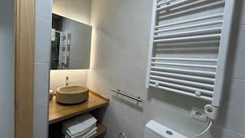 Douche, sĂšche-cheveux, serviettes fournies, savon
