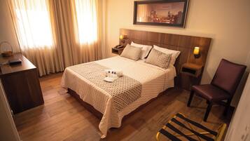 Habitación Deluxe doble, 1 cama de matrimonio, vistas al lago | Caja fuerte, cortinas opacas, wifi gratis y ropa de cama