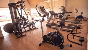 A gym with various exercise equipment including treadmills, elliptical machines, and weight machines. - Padom Businesse Hotel (Braganca Paulista)