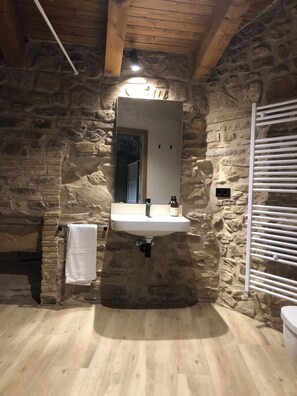 Een douche, handdoeken, zeep, shampoo