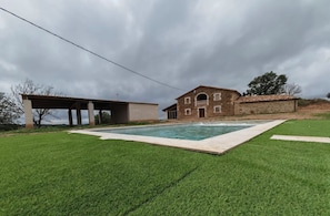Una piscina al aire libre