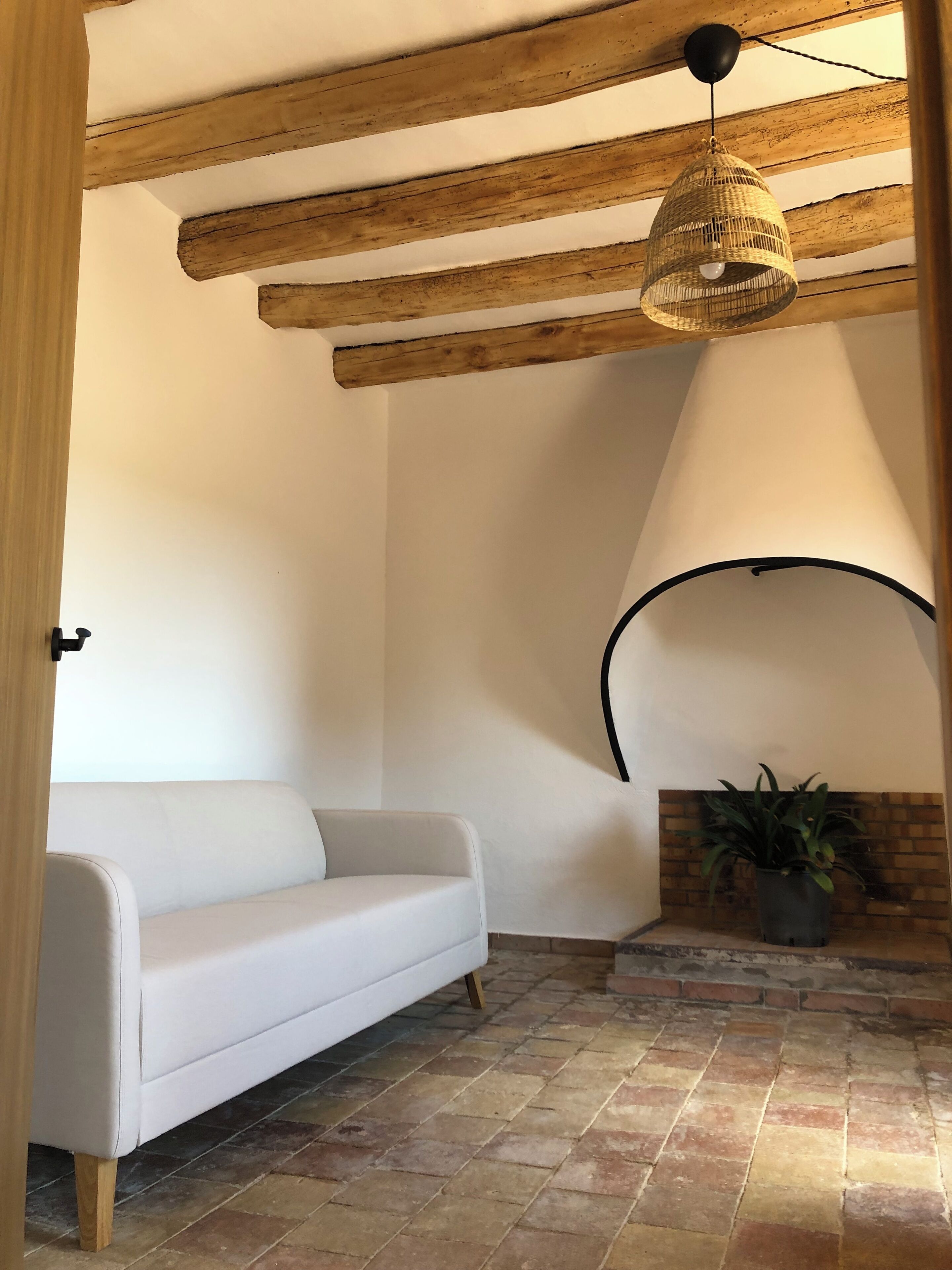 Een open haard en boeken