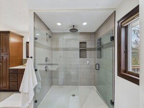 Ducha, toallas, jabón, shampoo
