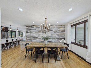 Dining - Spacious Sleeps 18+ 6-bedroom house with movie theatre, sports court, huge yard (Sioux Falls)