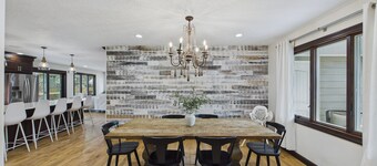 Spacious Sleeps 18+ 6-bedroom house with movie theatre, sports court, huge yard