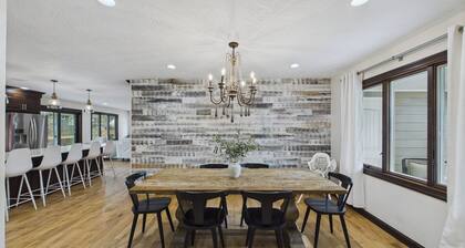 Spacious Sleeps 18+ 6-bedroom house with movie theatre, sports court, huge yard