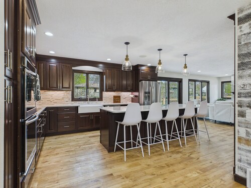 Spacious Sleeps 18+ 6-bedroom house with movie theatre, sports court, huge yard