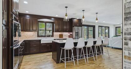 Spacious Sleeps 18+ 6-bedroom house with movie theatre, sports court, huge yard